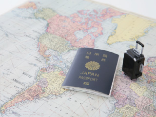 パスポートと世界地図