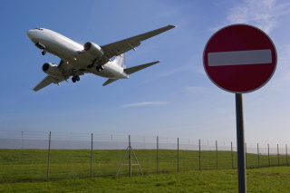 空港から飛び立つ飛行機