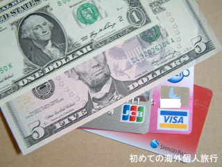 海外旅行には現金の他にカード類も便利