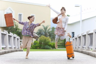 パッケージツアー（団体旅行）で海外旅行に行く女性