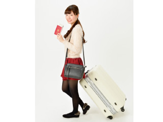 海外旅行から帰国する女性